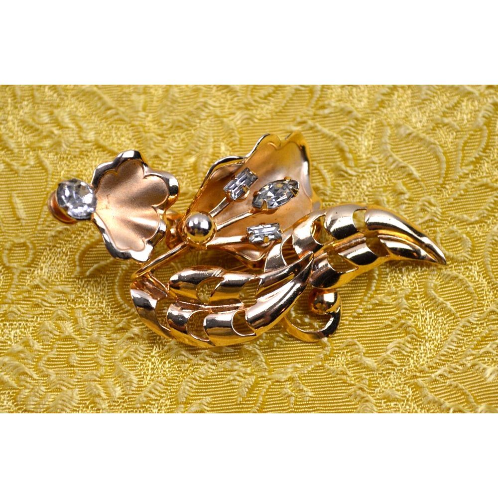 Vintage Gold Tone Brooch Pin Flower with Clear Rhinestones 2.5" Cut Out Leaves‎